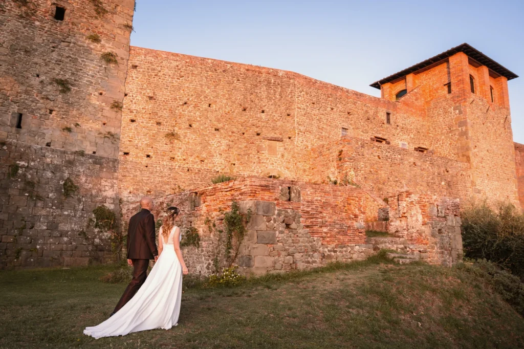 Gli sposi sotto le mura al tramonto