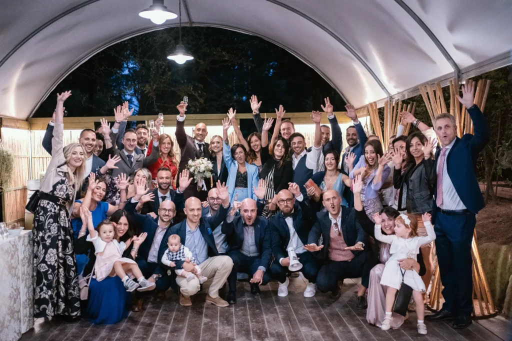 Foto di gruppo con tutti gli invitati