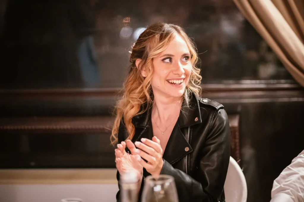 La sposa sorride durante la cena