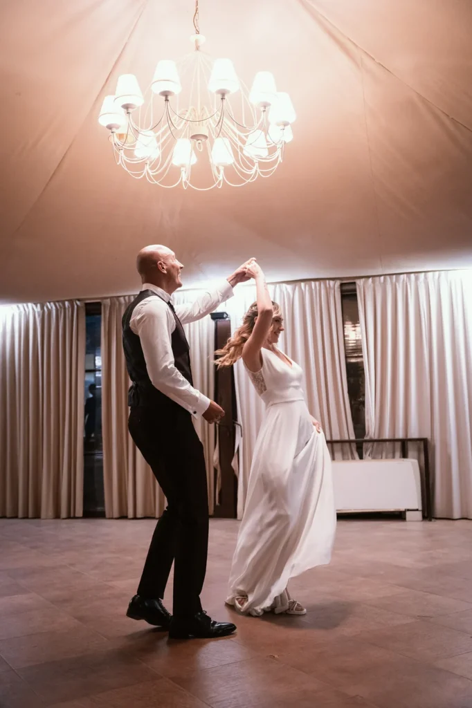 Gli sposi ballano sotto il lampadario