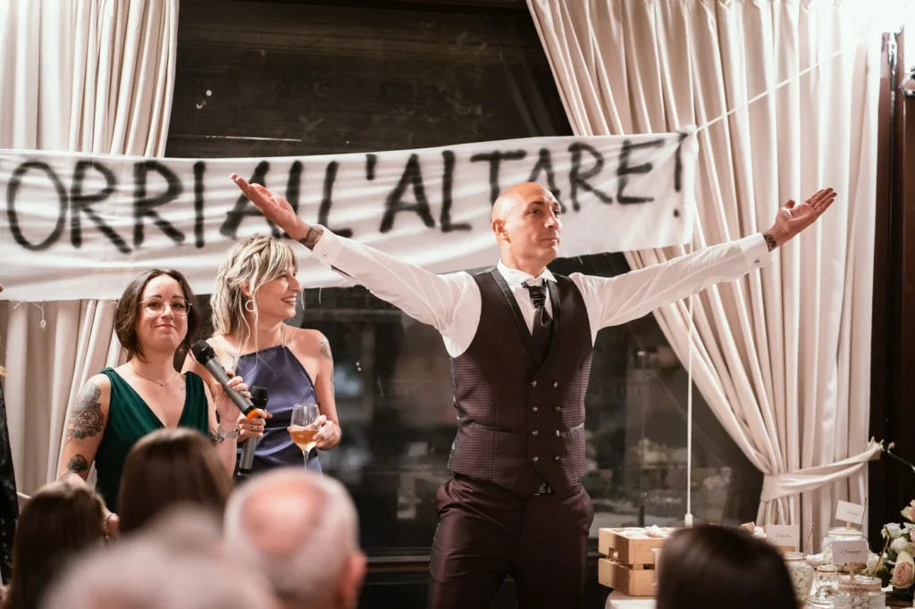 Lo striscione degli amici durante la cena