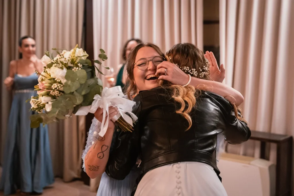L'abbraccio con l'amica che ha preso il bouquet