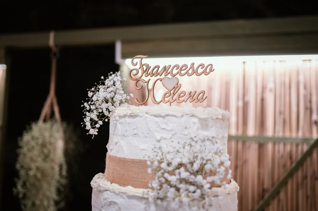 La torta nuziale con i nomi degli sposi