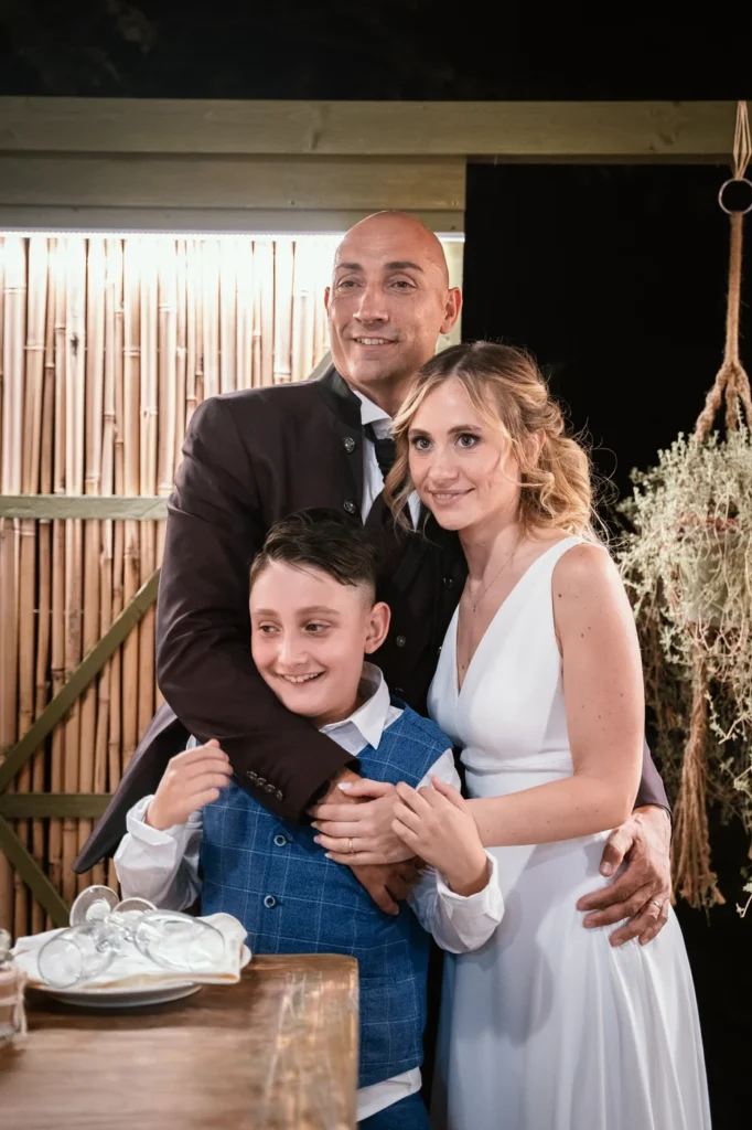Il bacio degli sposi accanto alla torta