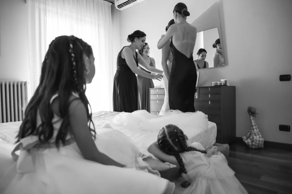 Sposa con le amiche durante i preparativi, in bianco e nero