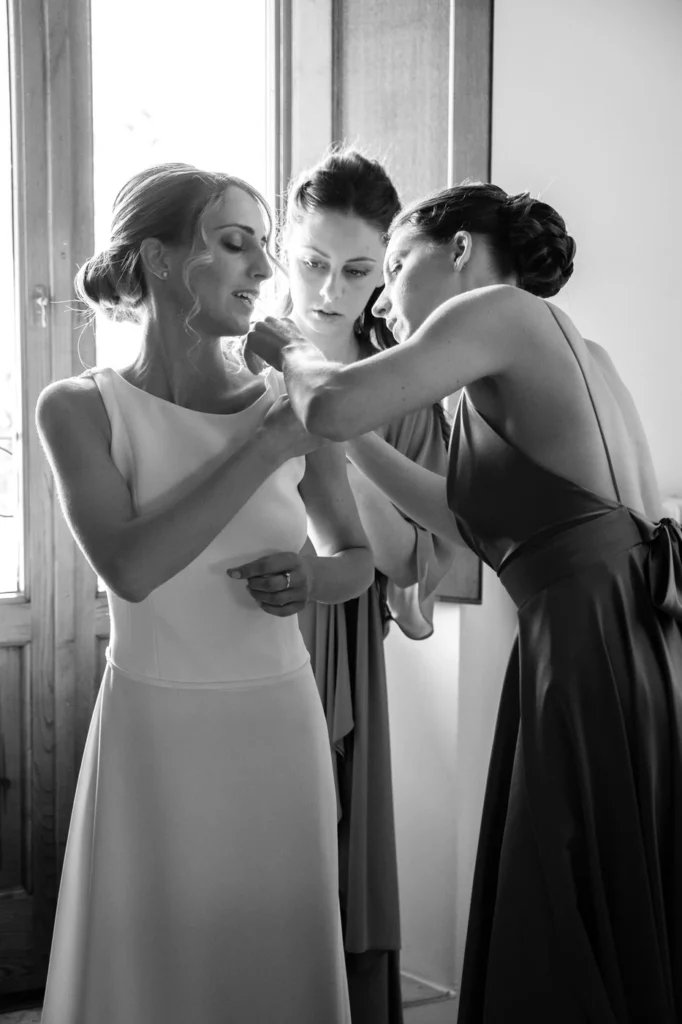 Damigelle che aiutano la sposa durante i preparativi, in bianco e nero