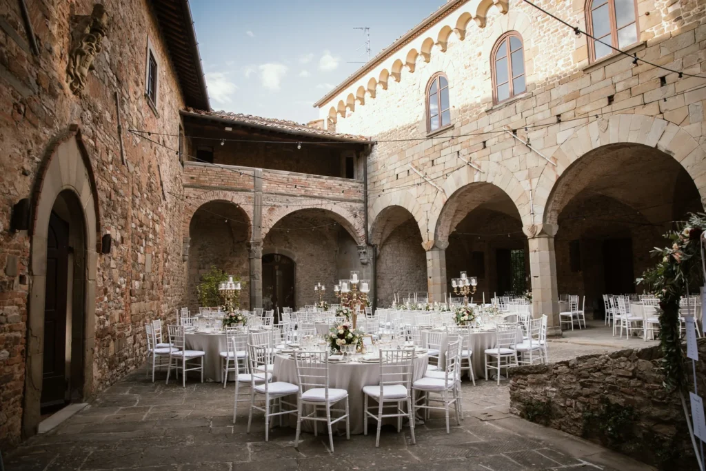 Tavoli del ricevimento nel cortile porticato di un castello