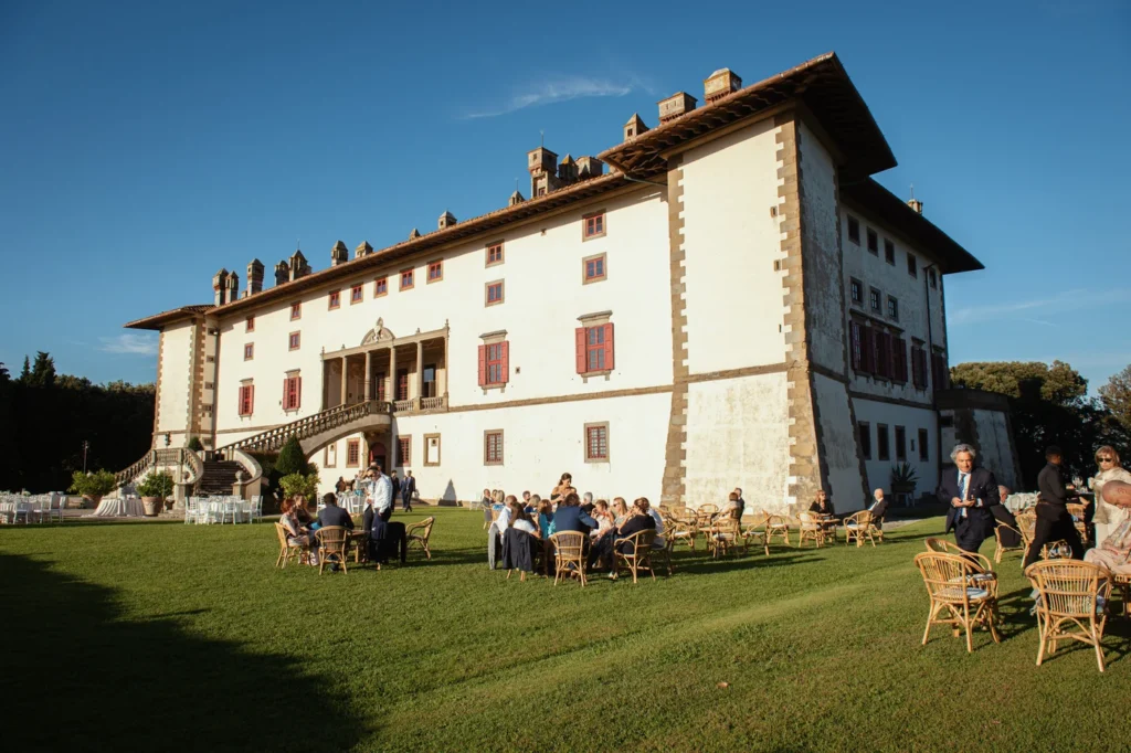 Invitati al ricevimento sul prato di una villa toscana
