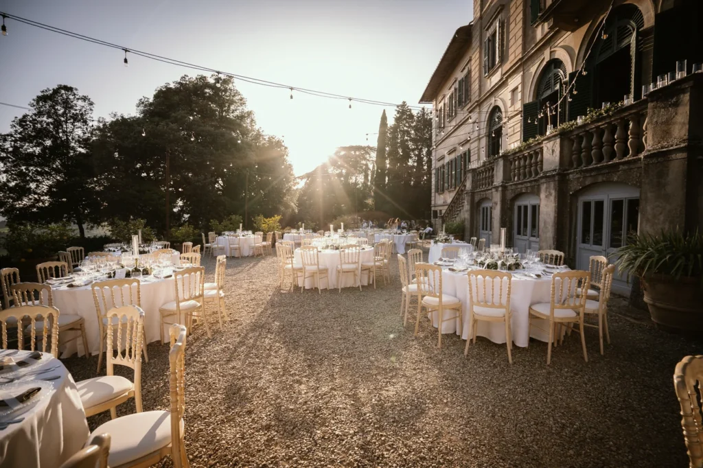 Tavoli del ricevimento nel cortile di una villa