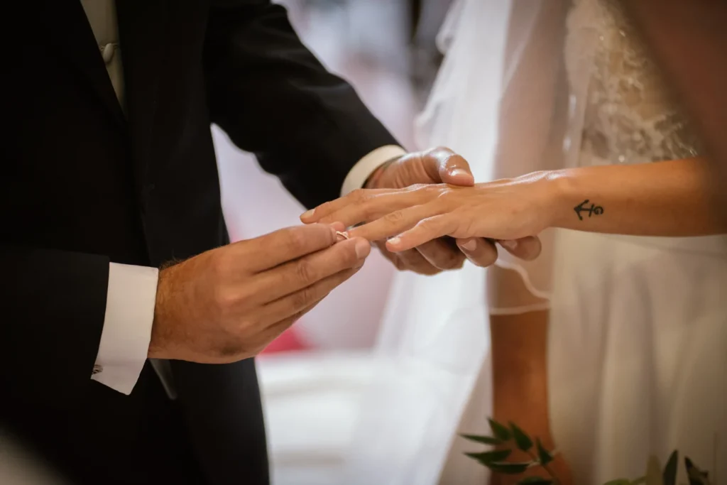 Lo sposo infila l'anello alla sposa