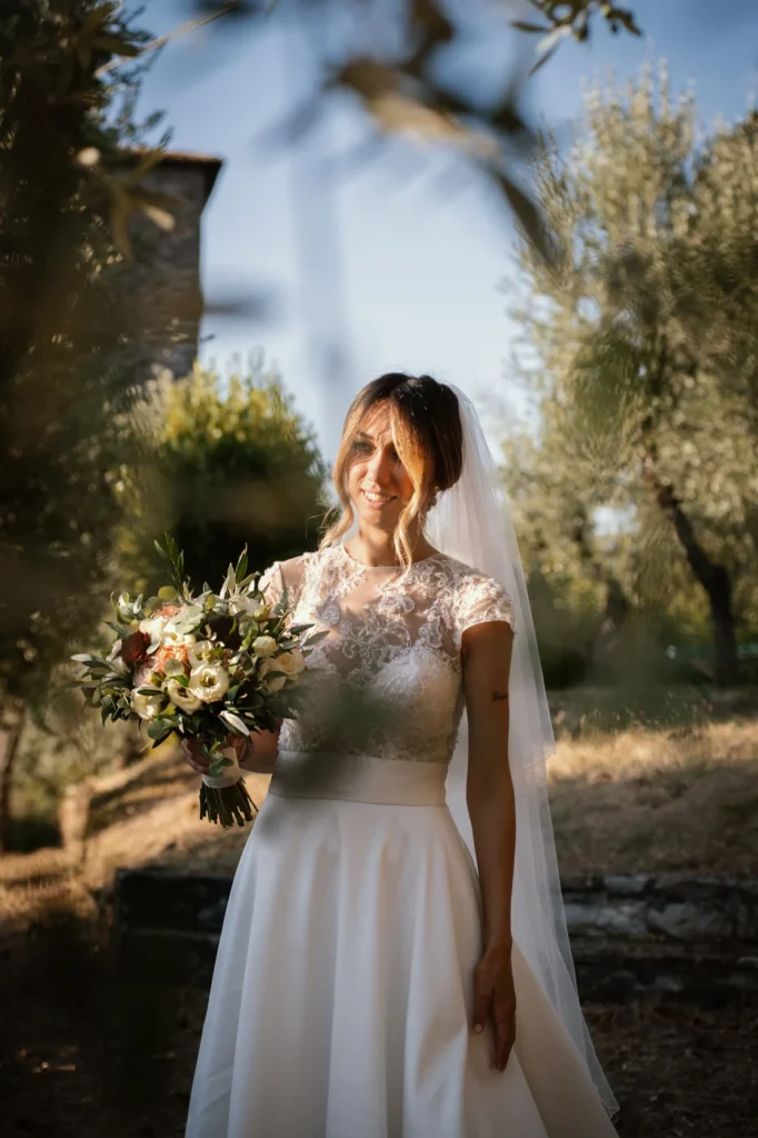 Sposa con il bouquet tra gli ulivi