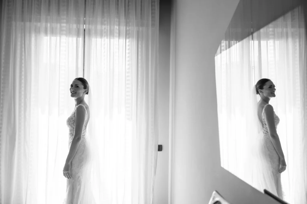 Sposa davanti alle finestre, in bianco e nero