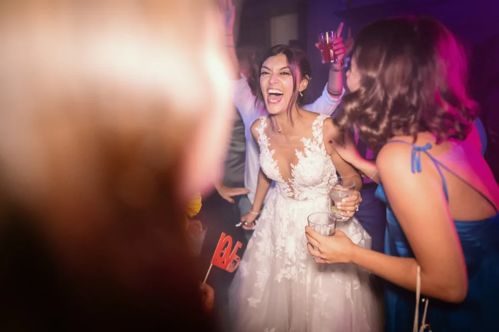 Sposa che ride con le amiche durante la festa