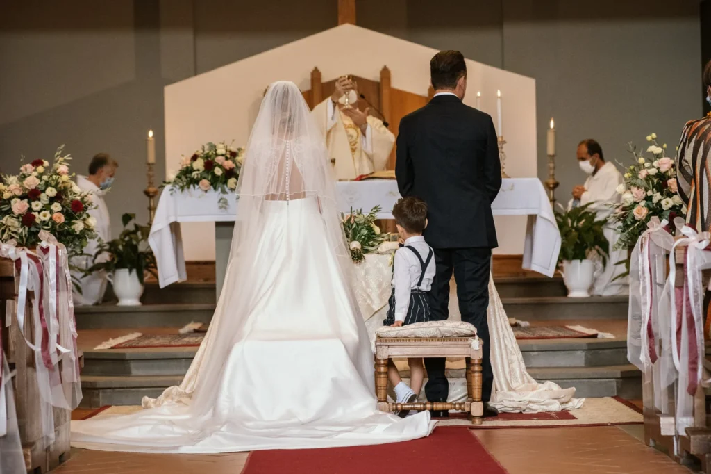 Sposi all'altare durante la cerimonia in chiesa