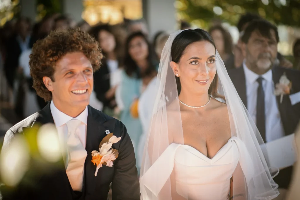 Sposi sorridenti durante la cerimonia
