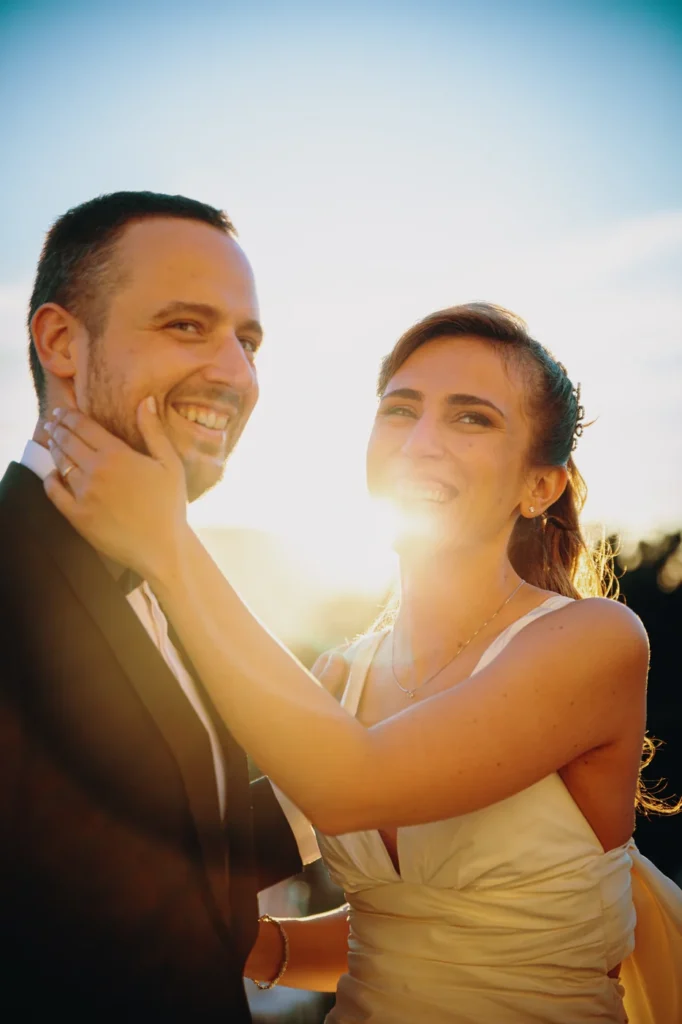 Sposi sorridenti nella luce del sole al tramonto