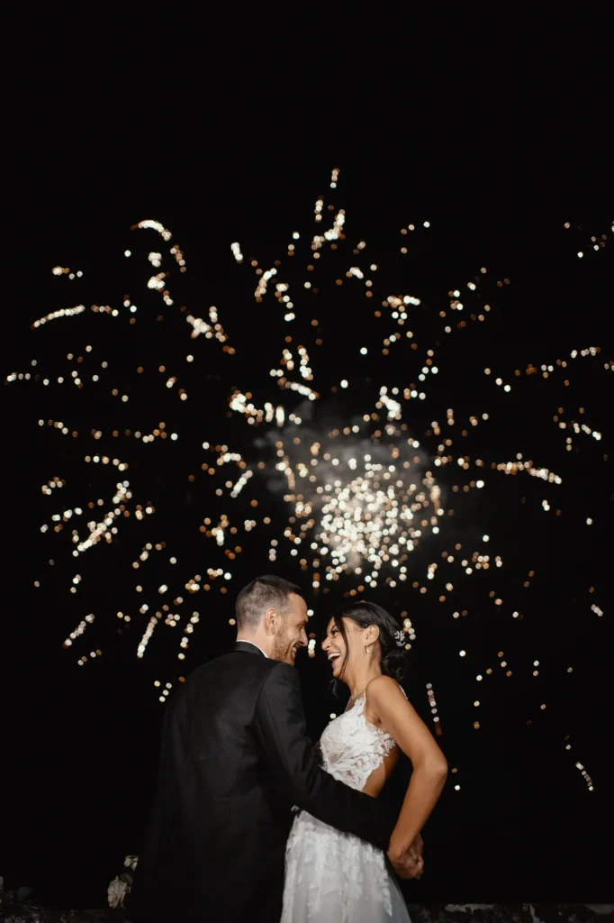 Sposi abbracciati sotto i fuochi d'artificio