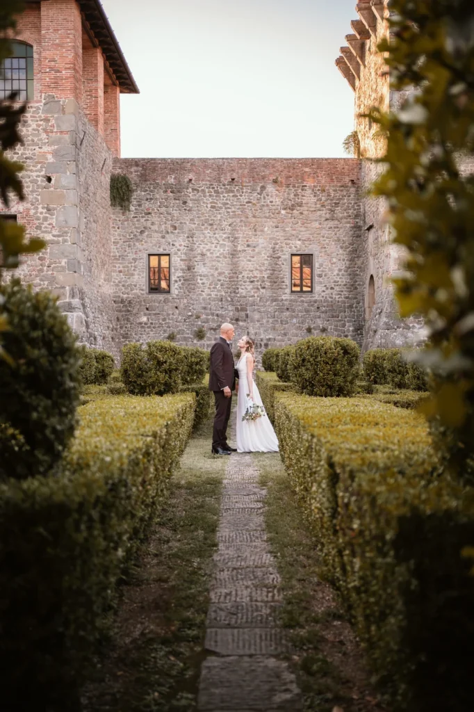 Sposi nel giardino all'italiana di un castello