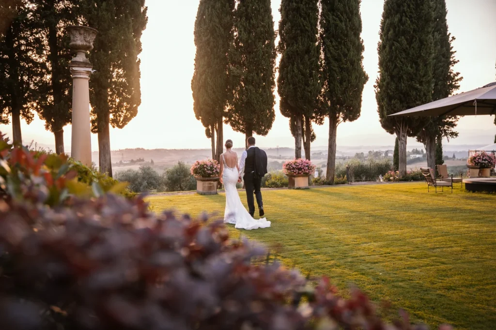 Sposi nel giardino di una villa tra i cipressi