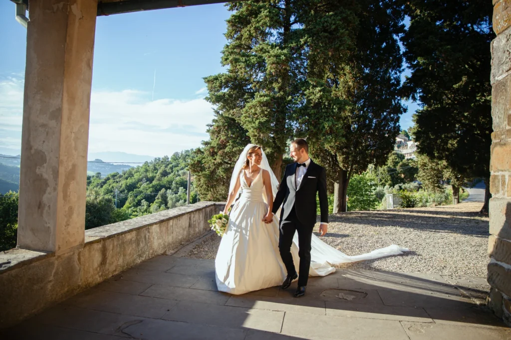 Sposi sotto una loggia con vista sulle colline