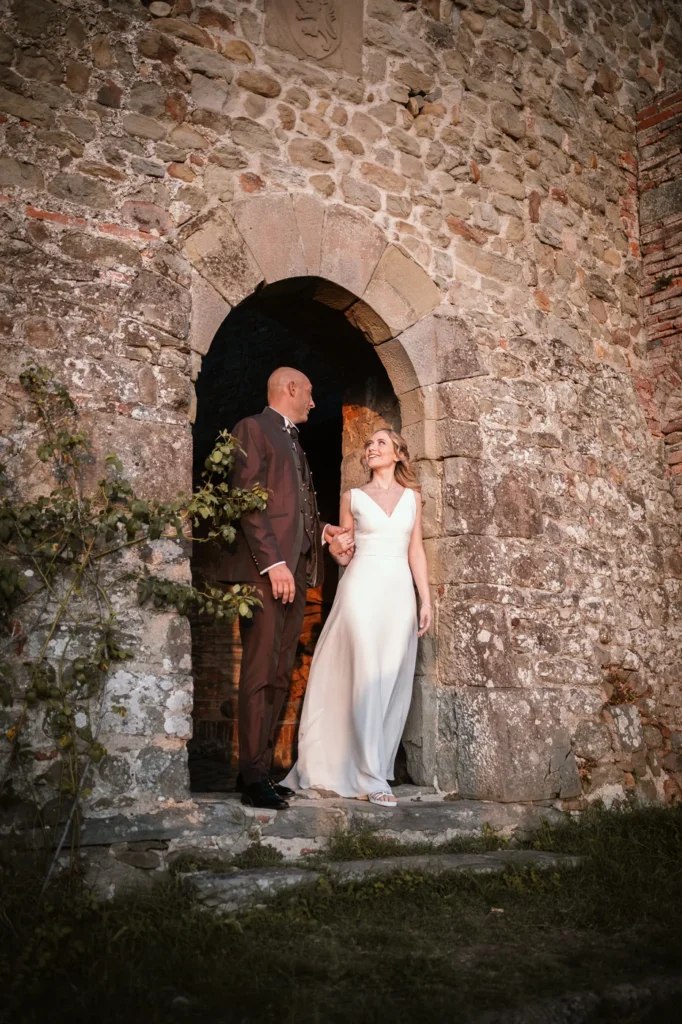 Sposi sulla soglia di una porta in pietra di un castello