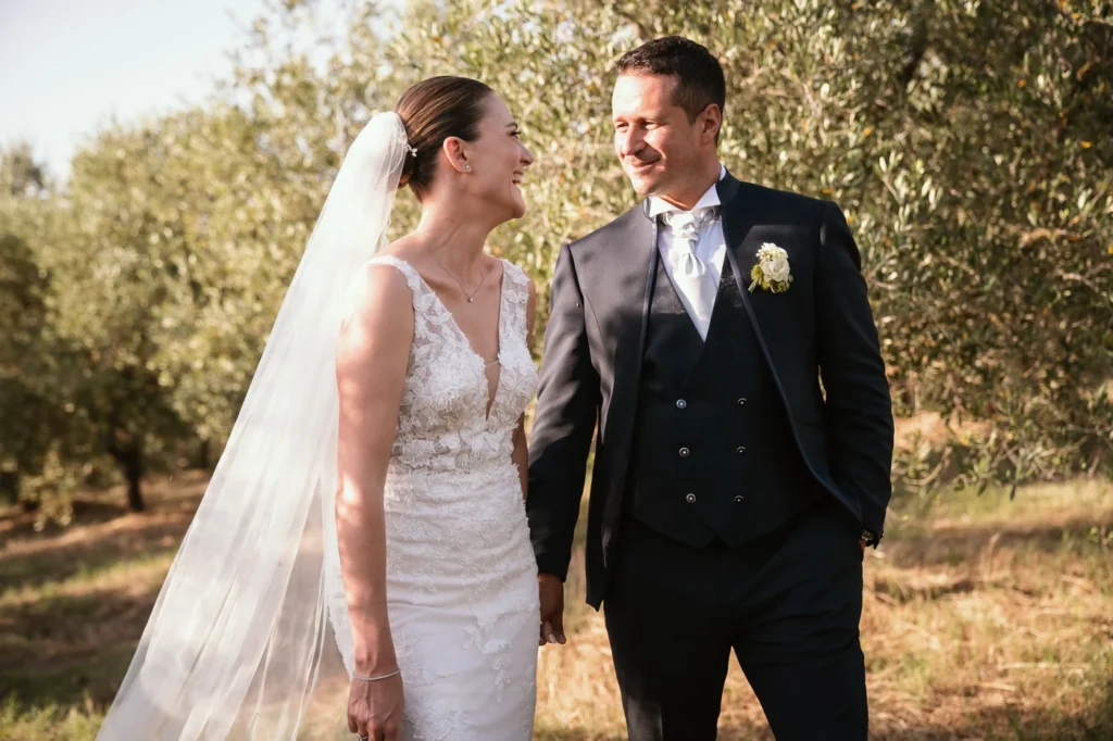 Sposi che si sorridono in un uliveto