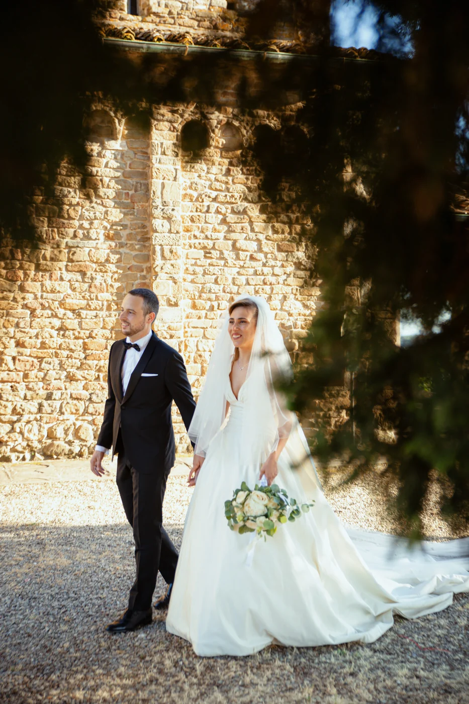 Sposi a passeggio nel borgo durante un matrimonio in Toscana